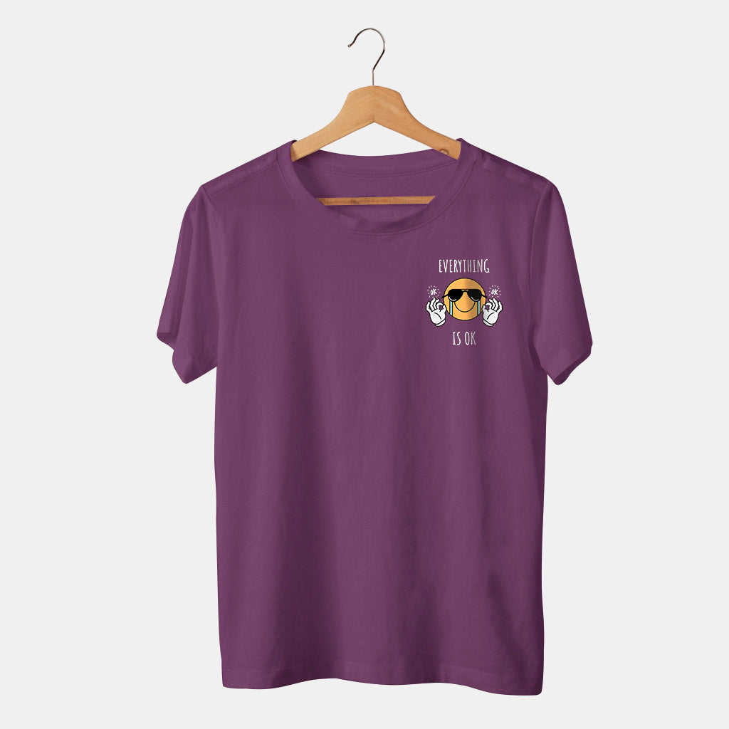 camiseta morada con la frase everything is ok con gafas de sol y fondo blanco