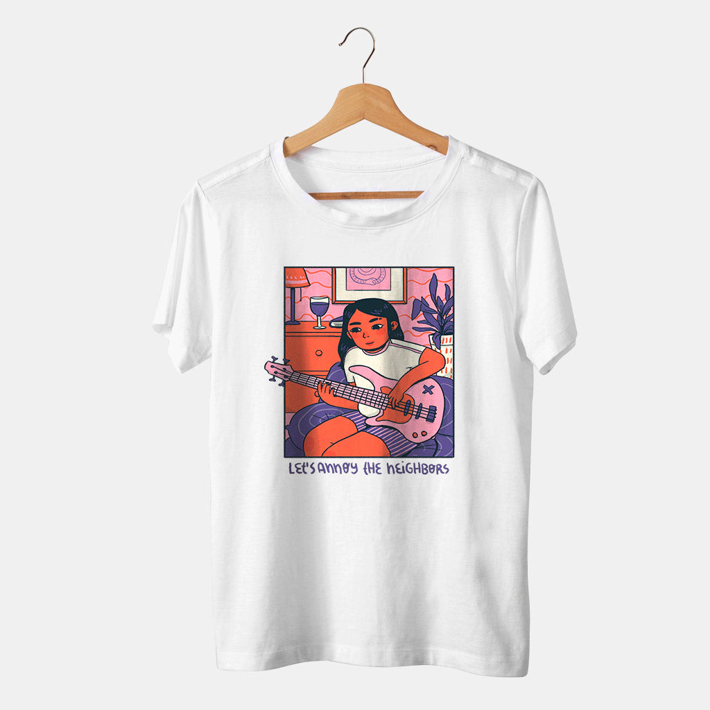 camiseta original blanca chica tocando guitarra en habitacion con fondo blanco