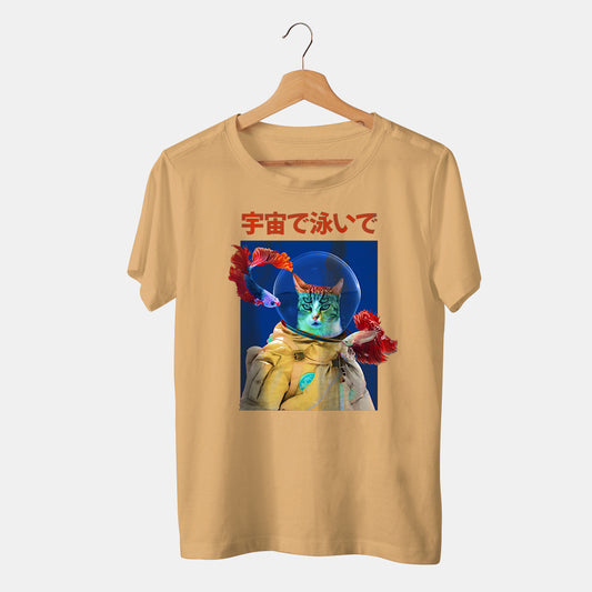 camiseta beige de gato buceador debajo del mar con un pez fodo blanco y letras japonesas
