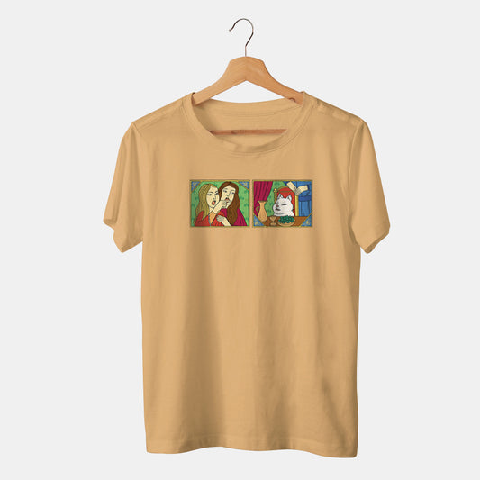 camieta color arena en percha con gato