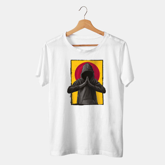 camiseta blanca con hombre con capucha y simbolo de japon en fondo blanco