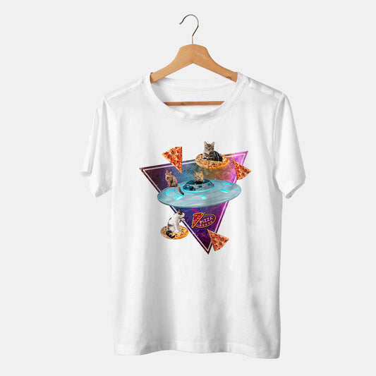 camiseta blanca de pizza y gatos en el espcio con una nave espacial con neones y fondo blanco