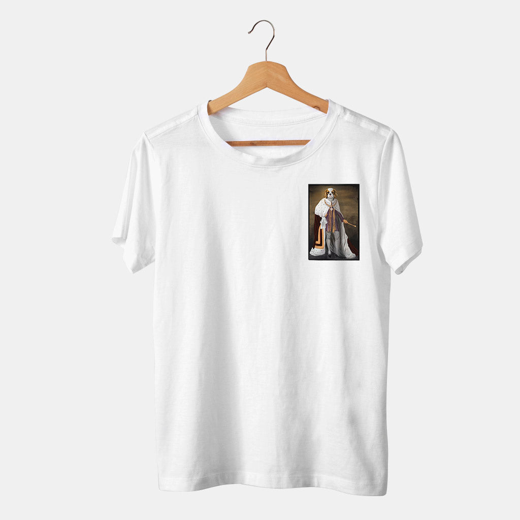camiseta blanca con perro rey renacentista en fondo blanco