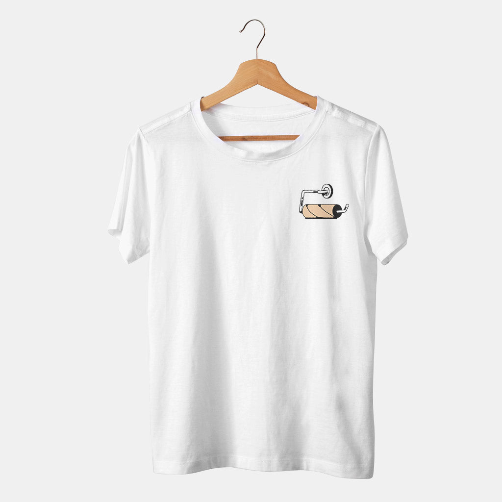 camiseta blanca de rollo de papel higienico vacio en fondo blanco