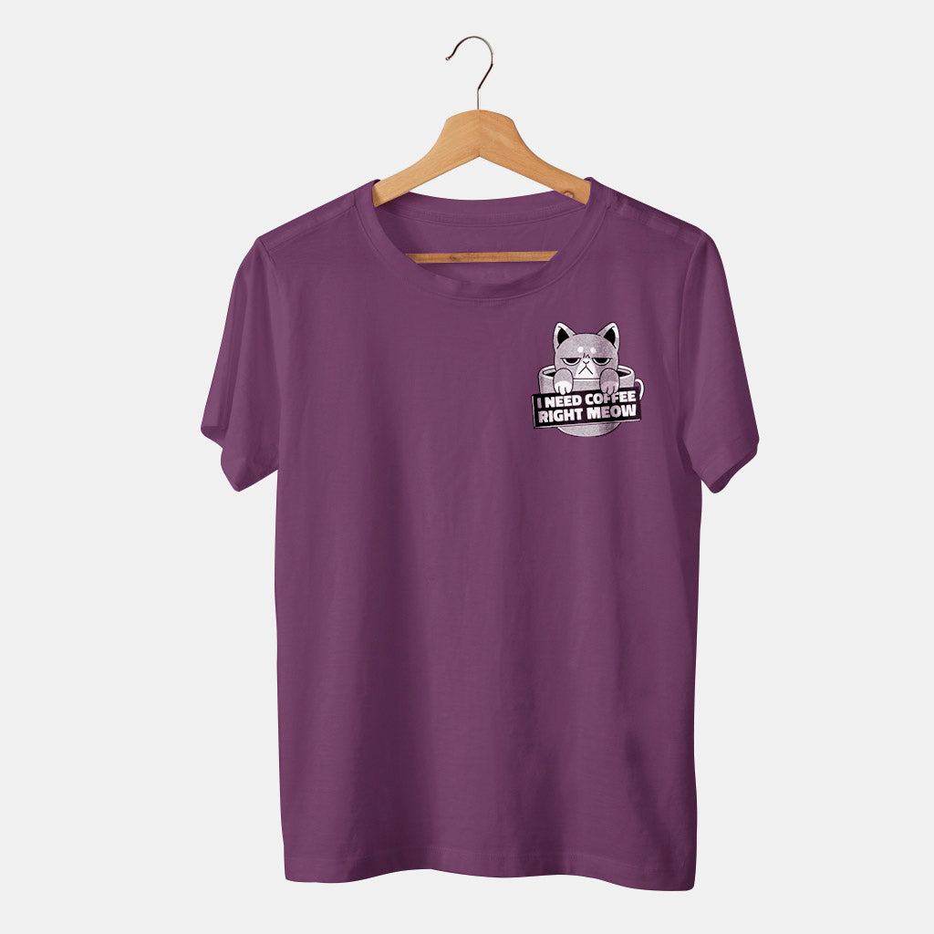 camiseta morada con gato y taza de cafe i need coffee right meow con fondo blanco
