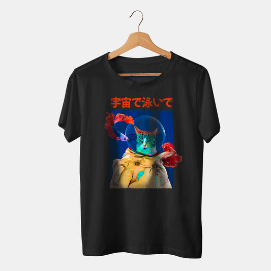 camiseta negra de gato buceador debajo del mar con un pez fodo blanco y letras japonesas