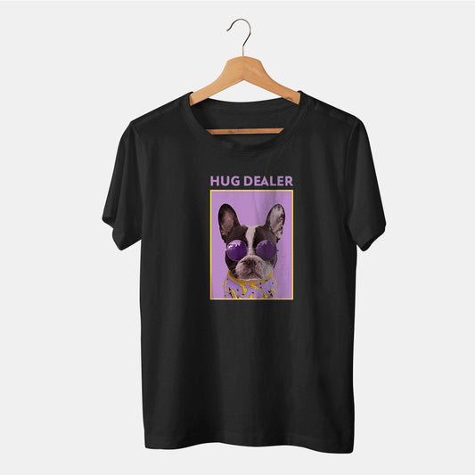 camiseta negra con perro bull dog con gafas de sol y platanos en fondo blanco