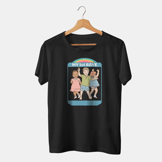 camiseta negra de niños bailando rave con arcoiris y fondo blanco