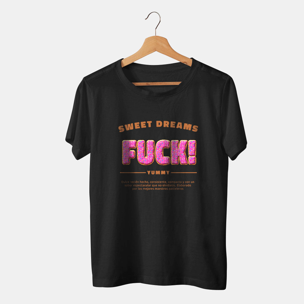 camiseta negra sweet dream con palabra fuck y yummy sobre fondo blanco