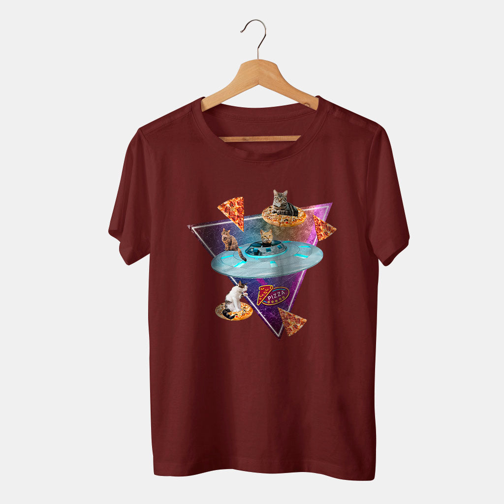 camiseta roja de pizza y gatos en el espcio con una nave espacial con neones y fondo blanco