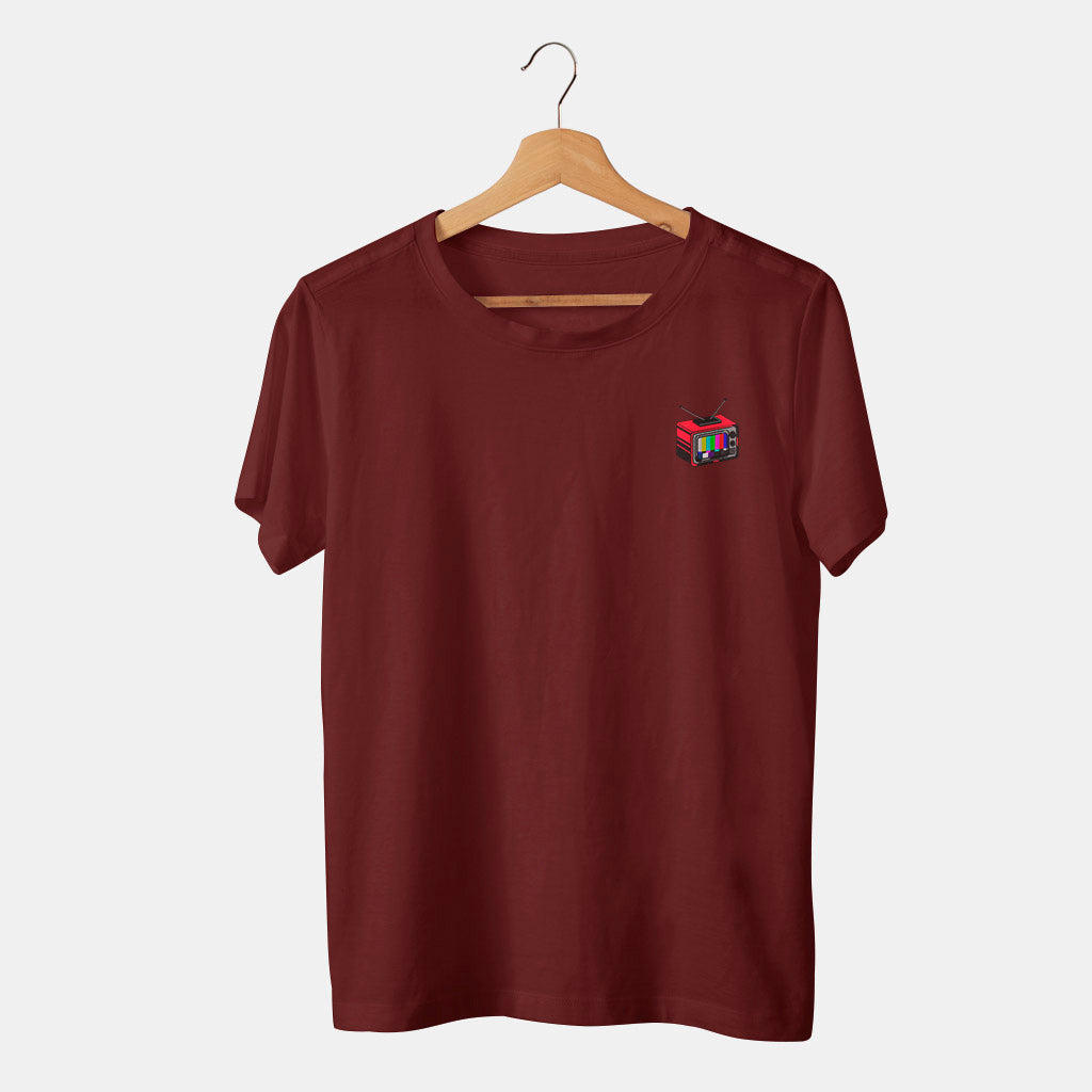 camiseta roja con televisión retro antigua con colores y antena en fondo blanco