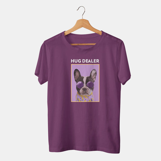 camiseta morada con perro bull dog con gafas de sol y platanos en fondo blanco