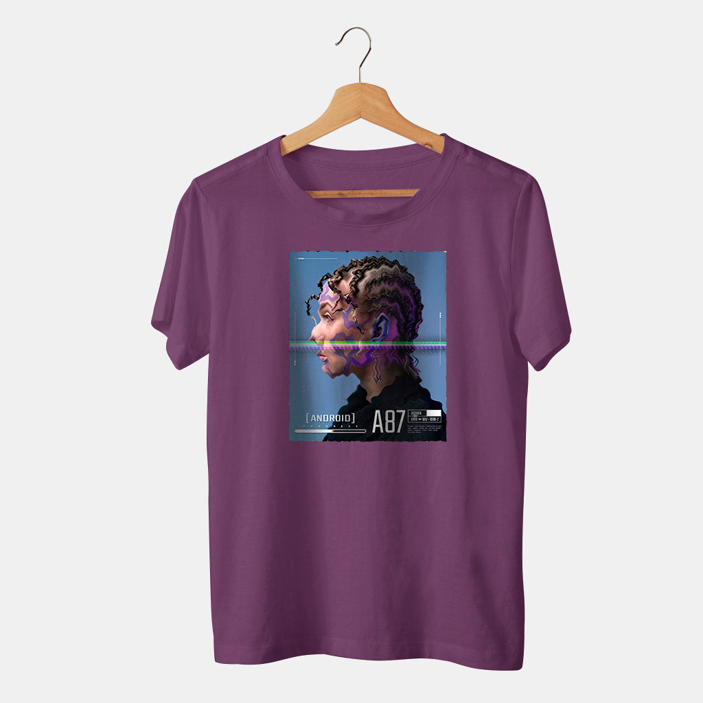 camiseta violeta de con mujer androide en fondo azul con trenzas en un fondo blanco