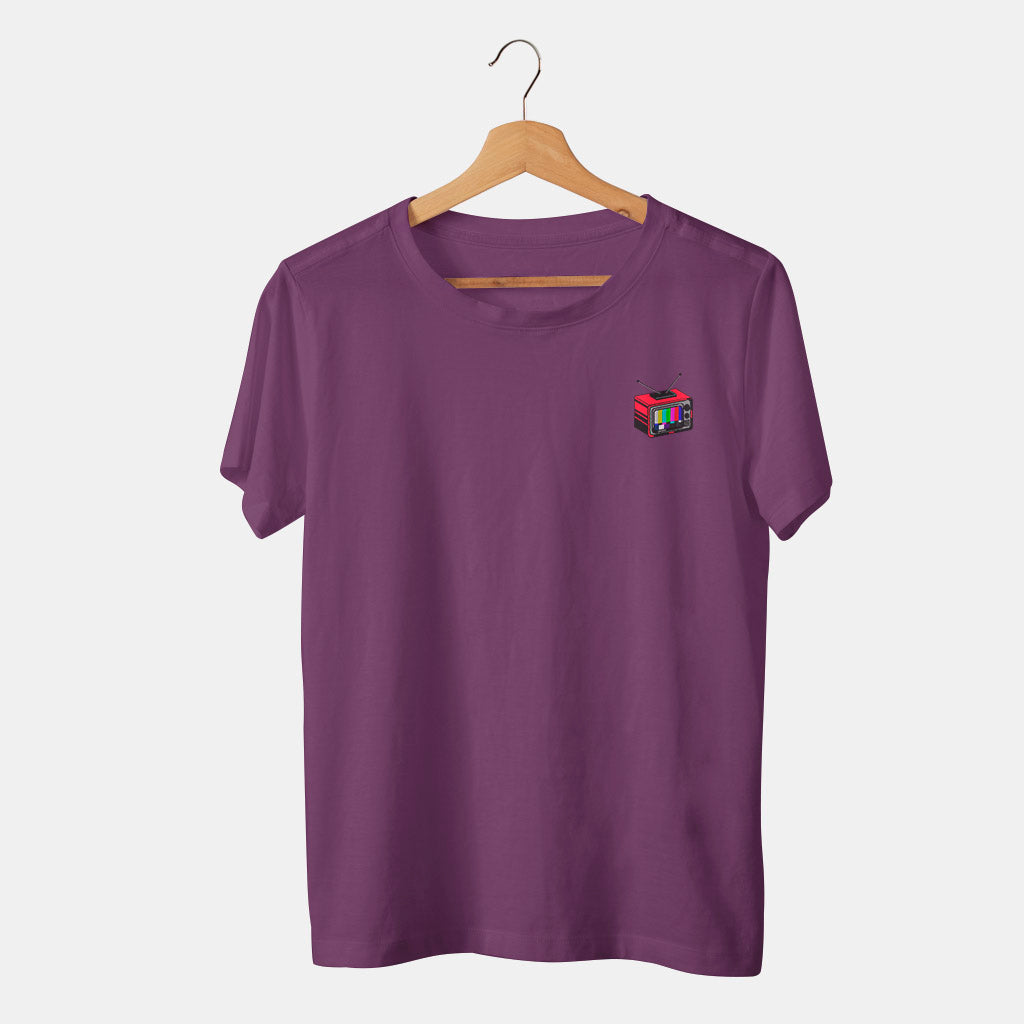 camiseta morada con televisión retro antigua con colores y antena en fondo blanco