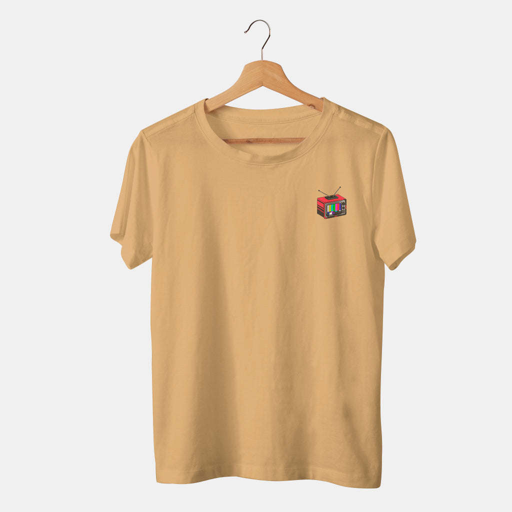 camiseta beige con televisión retro antigua con colores y antena en fondo blanco