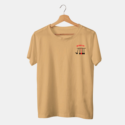 camiseta beige me eveeryday con fondo blanco