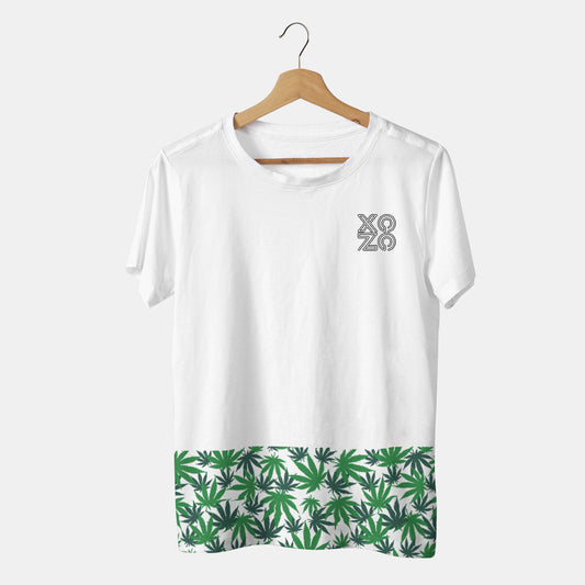 camiseta blanca en percha con marihuana y cannabis con fondo blanco