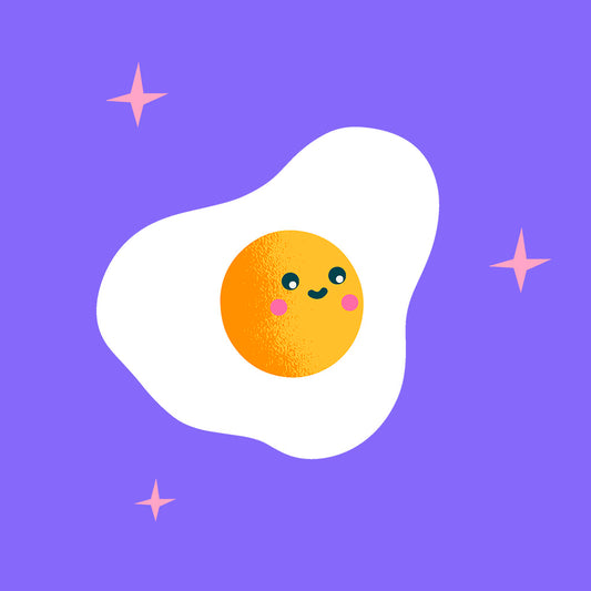 huevo frito feliz en fondo violeta