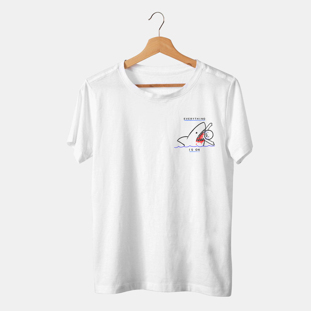 camiseta blanca con tiburon comiendo persona y frase everything is ok con fondo blanco