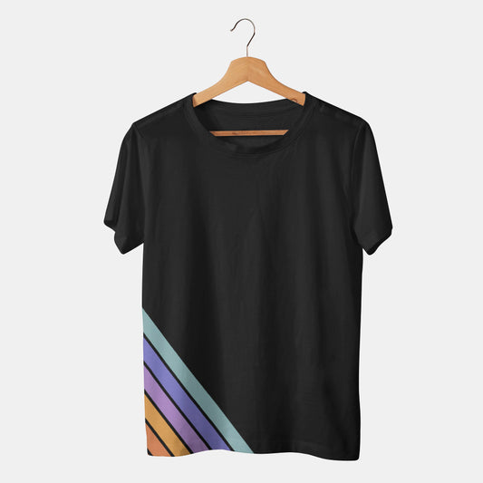 camiseta negra con lineas de colores en fondo blanco