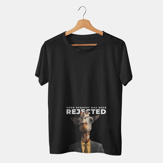 camiseta negra con jirafa con gafas y frase your request has been rejected con fondo blanco