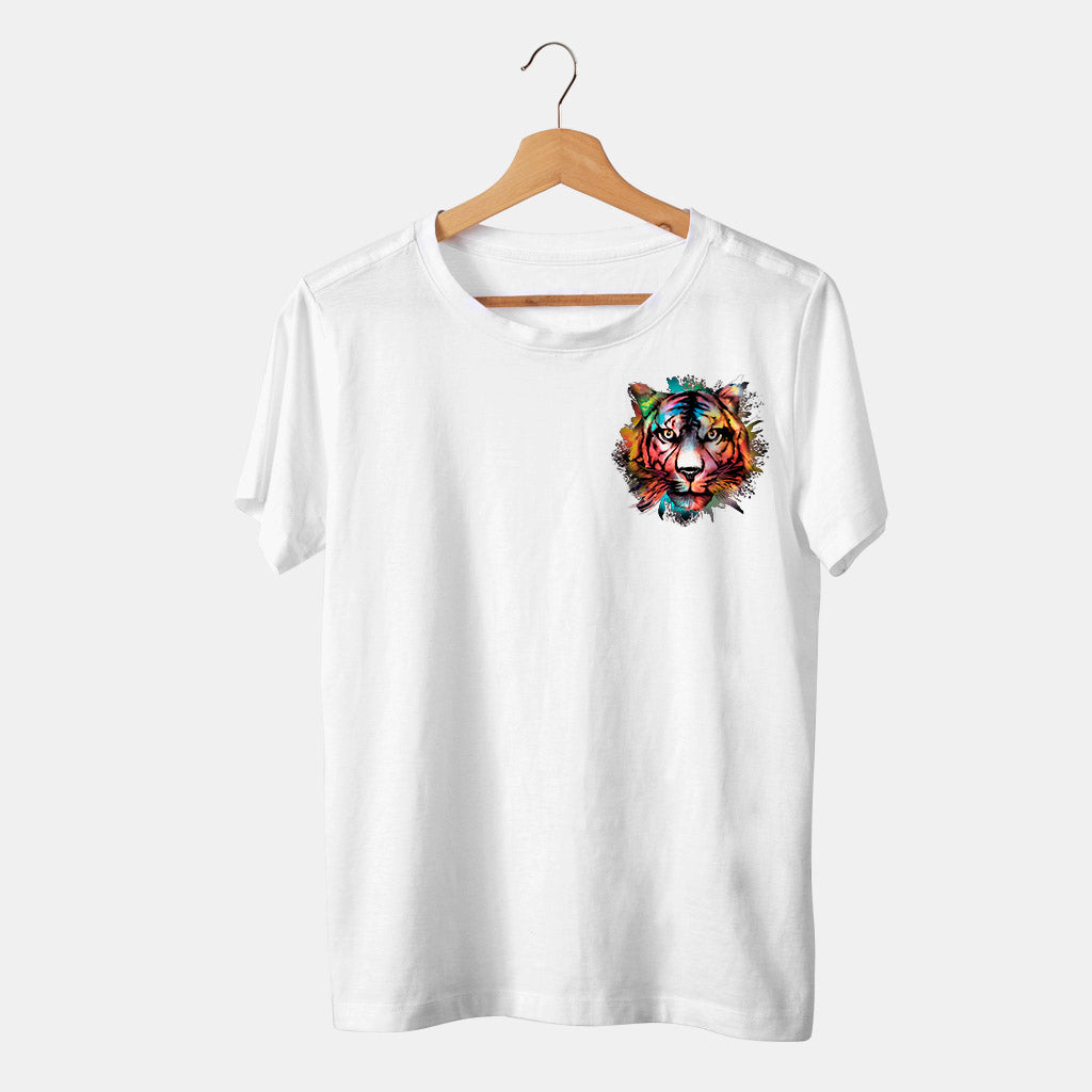 camiseta blanca con tigre de colores en bolsillo acarela en fondo blanco