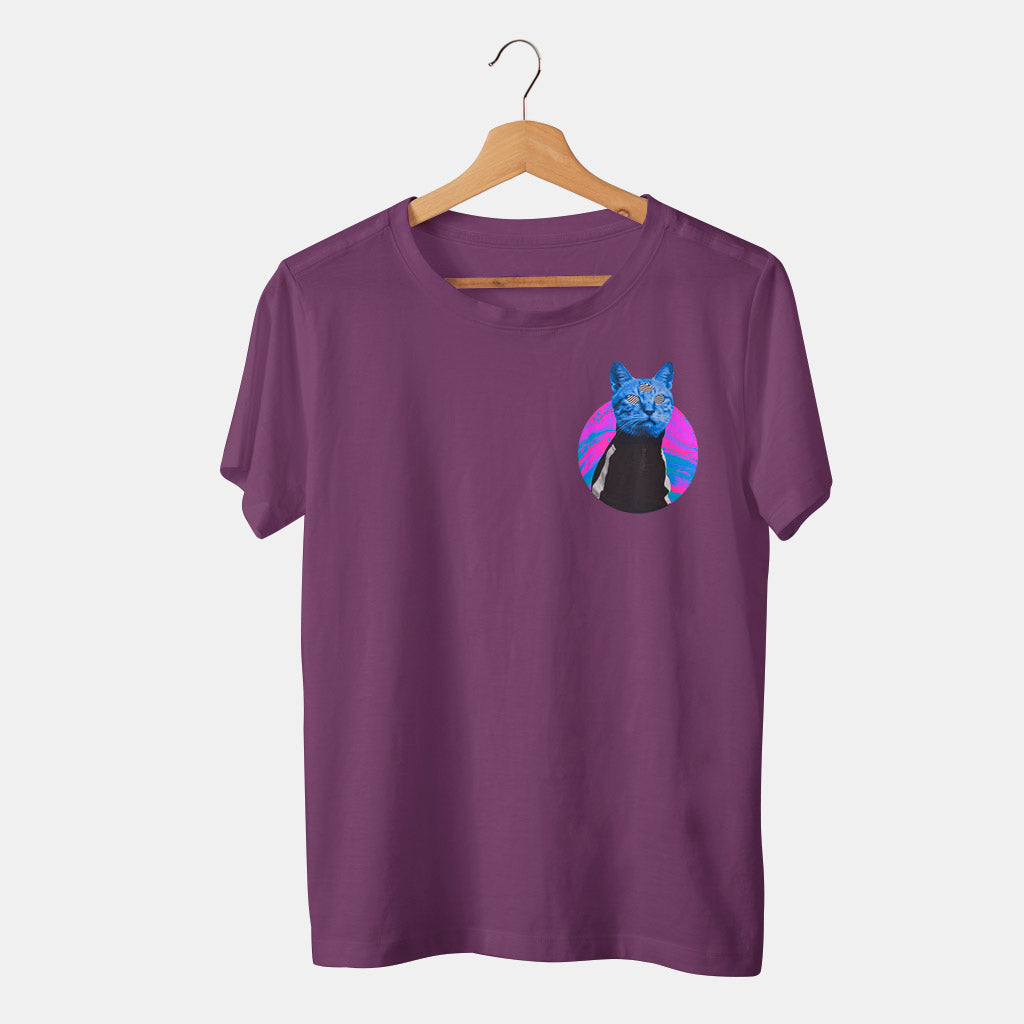 camiseta morada con gato psicodelico y 3 ojos en fondo blanco