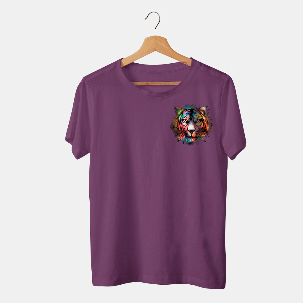 camiseta morada con tigre de colores en bolsillo acarela en fondo blanco