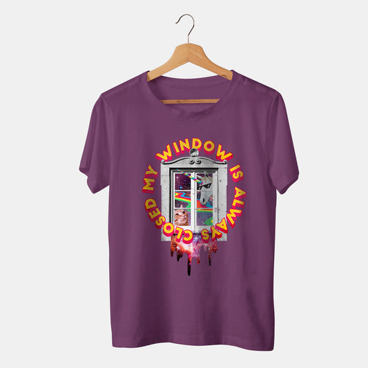 camiseta morada original fantasia con ventana unicornio gato arcoiris y la frase my window is always closed con fondo blanco