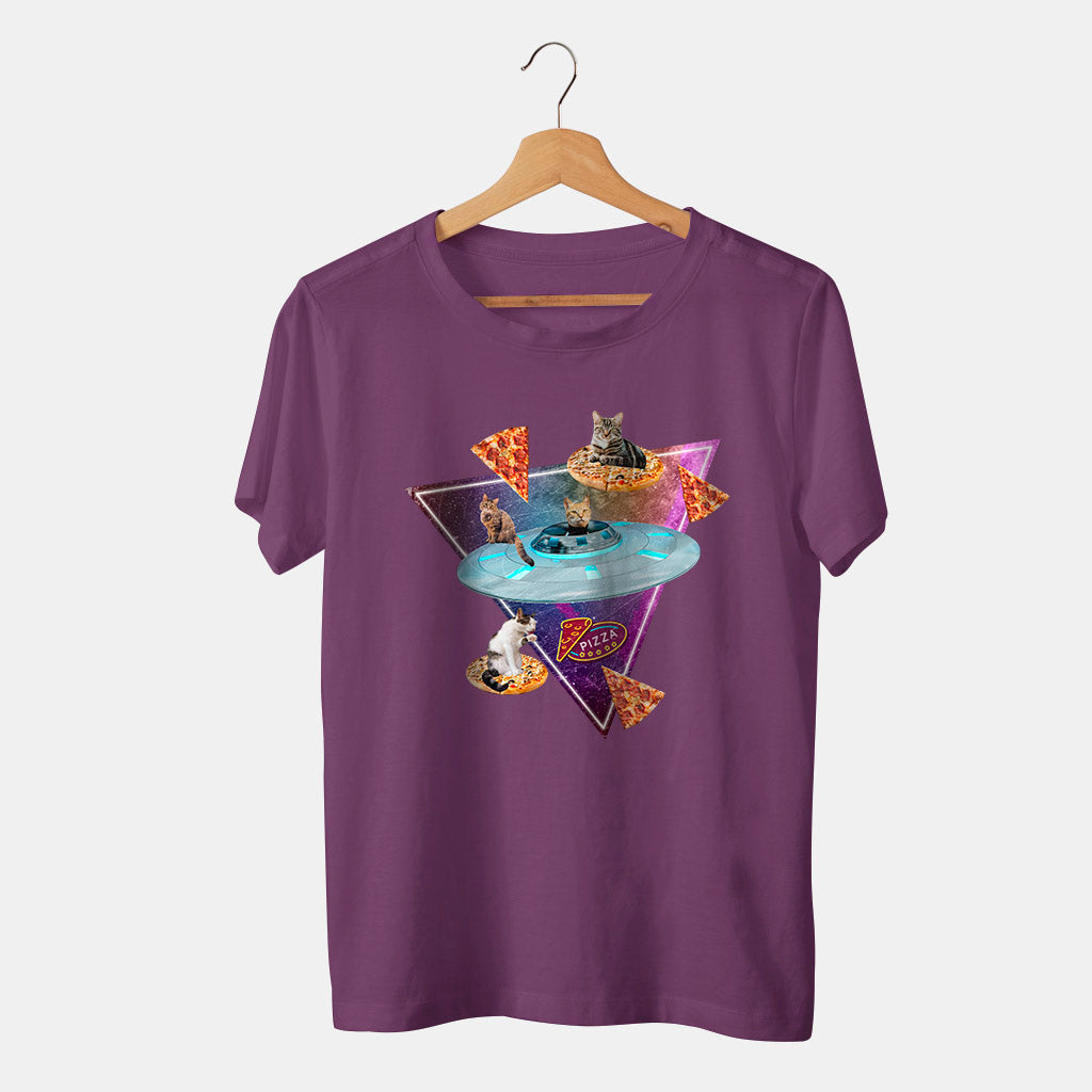 camiseta morada de pizza y gatos en el espcio con una nave espacial con neones y fondo blanco