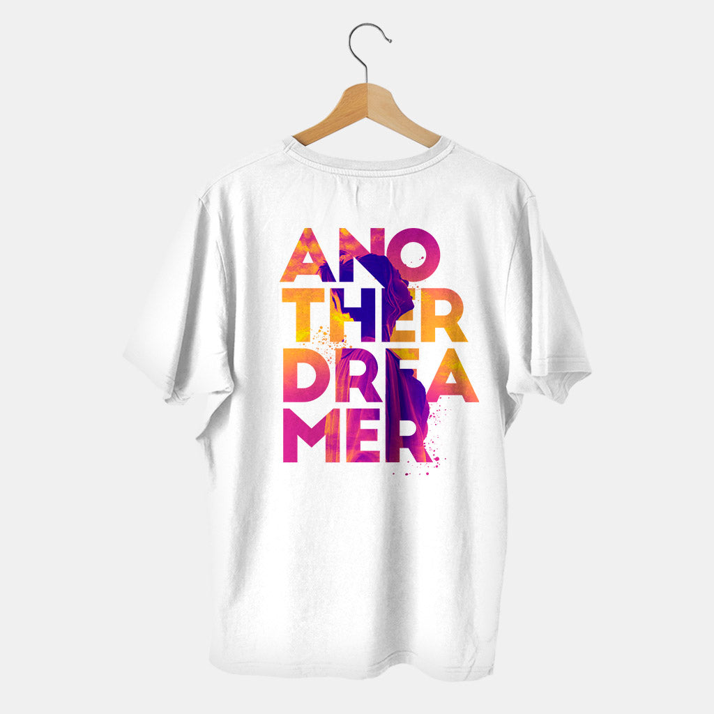camiseta negra dreamer mujer letras rosadas con fondo banco
