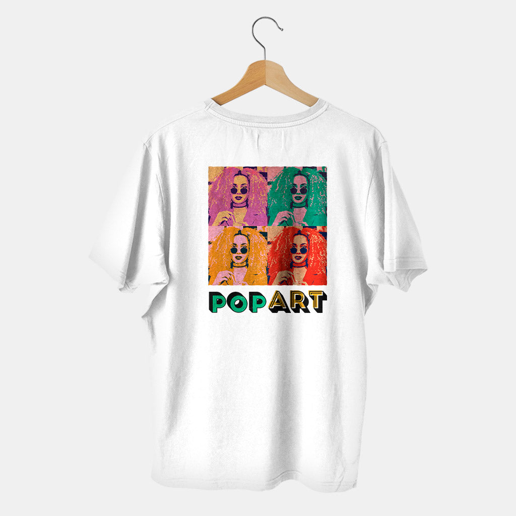 Camiseta banca con mujer y colores pop art en fondo blanco