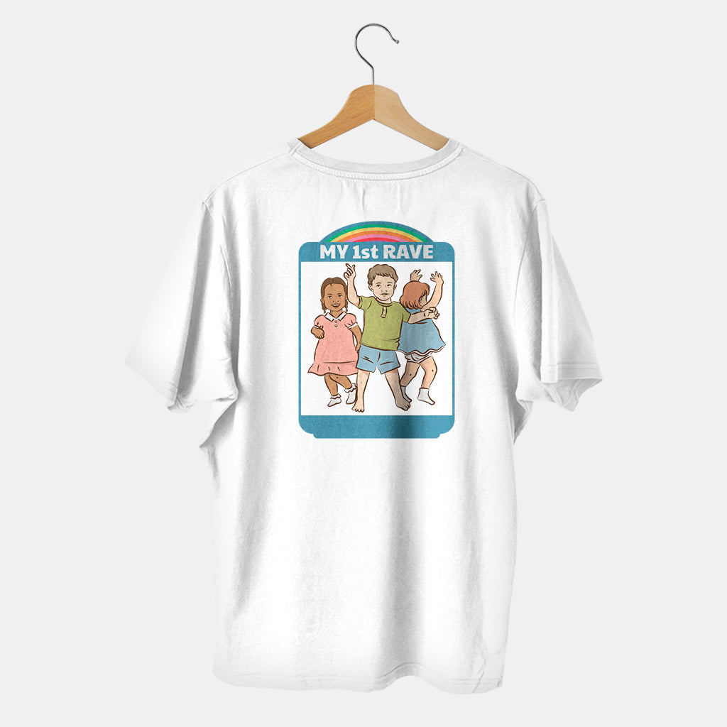 camiseta blanca de niños bailando rave con arcoiris y fondo blanco