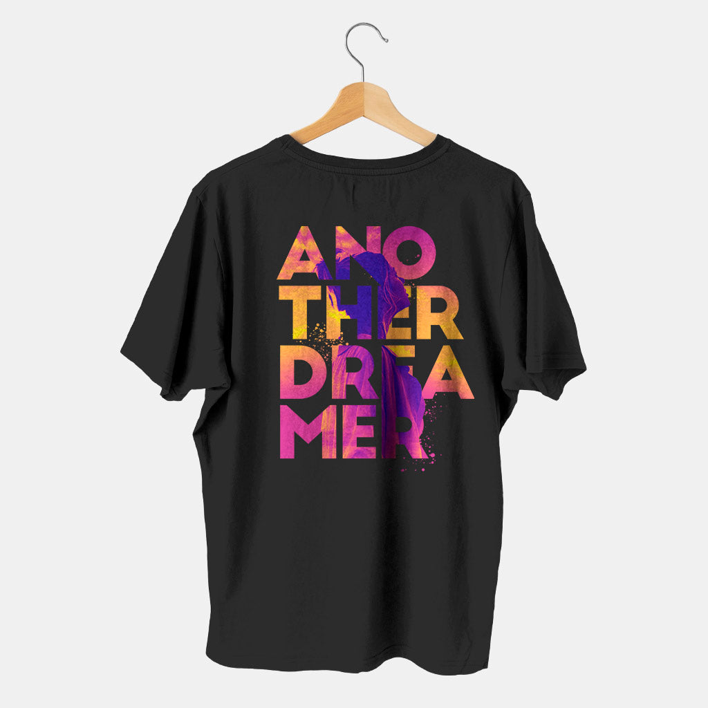 camiseta negra dreamer mujer letras rosadas con fondo banco