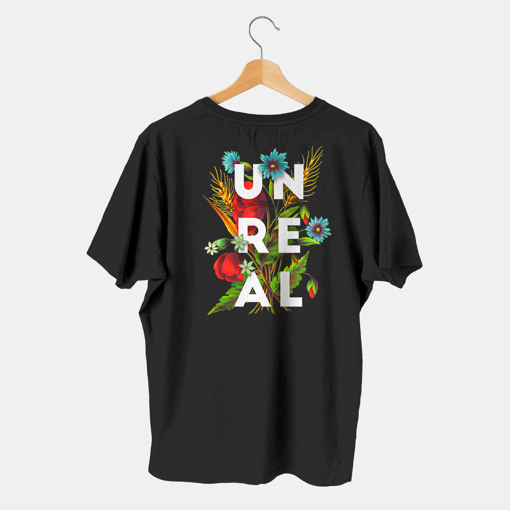 camiseta negra con flores y la palabra unreal con fondo blanco