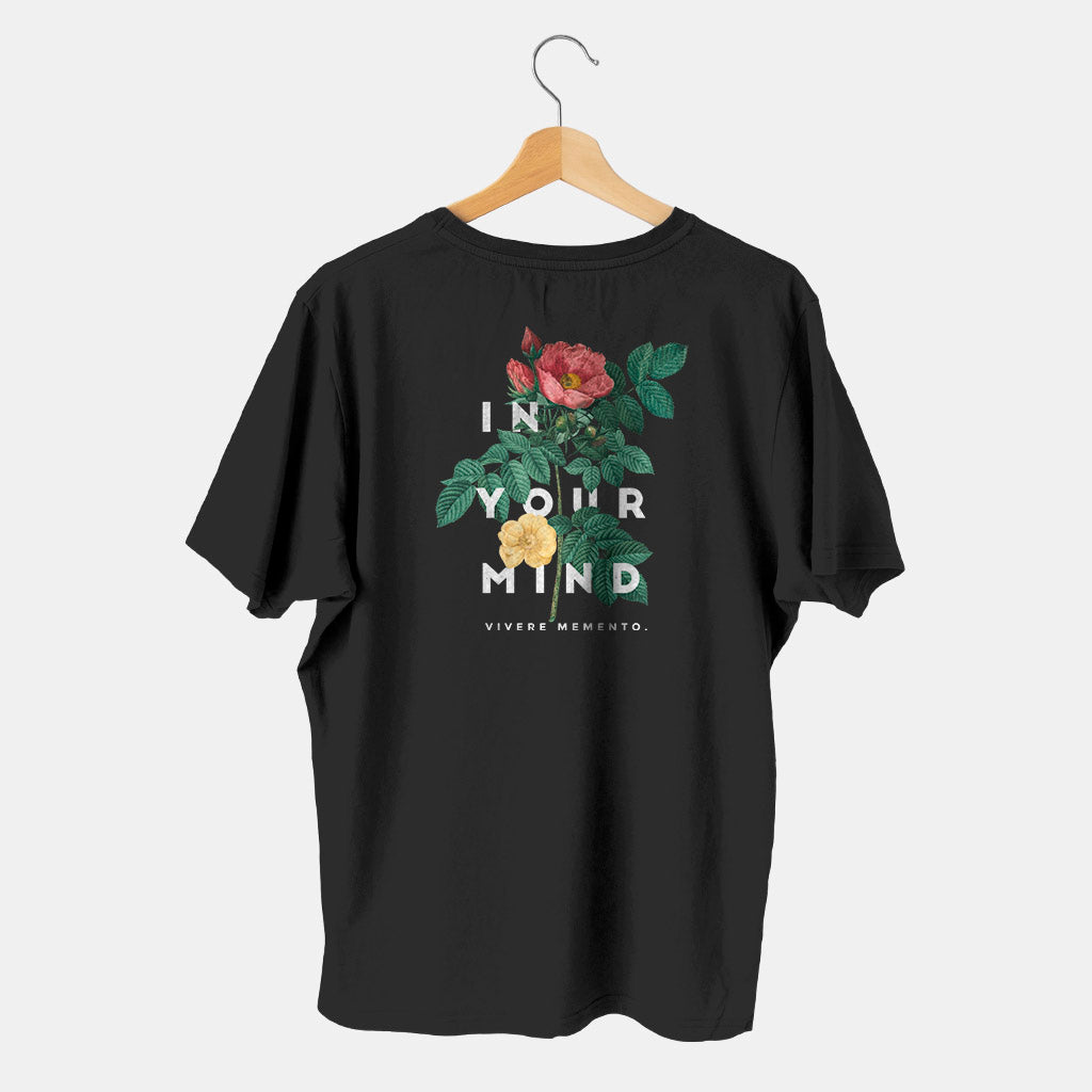 camiseta negra con rosal rosa in your mind vivere momento con fondo blanco