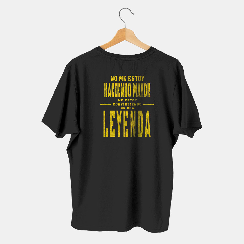 camiseta negra con frase no me estoy haciendo mayor leyenda con fondo blanco