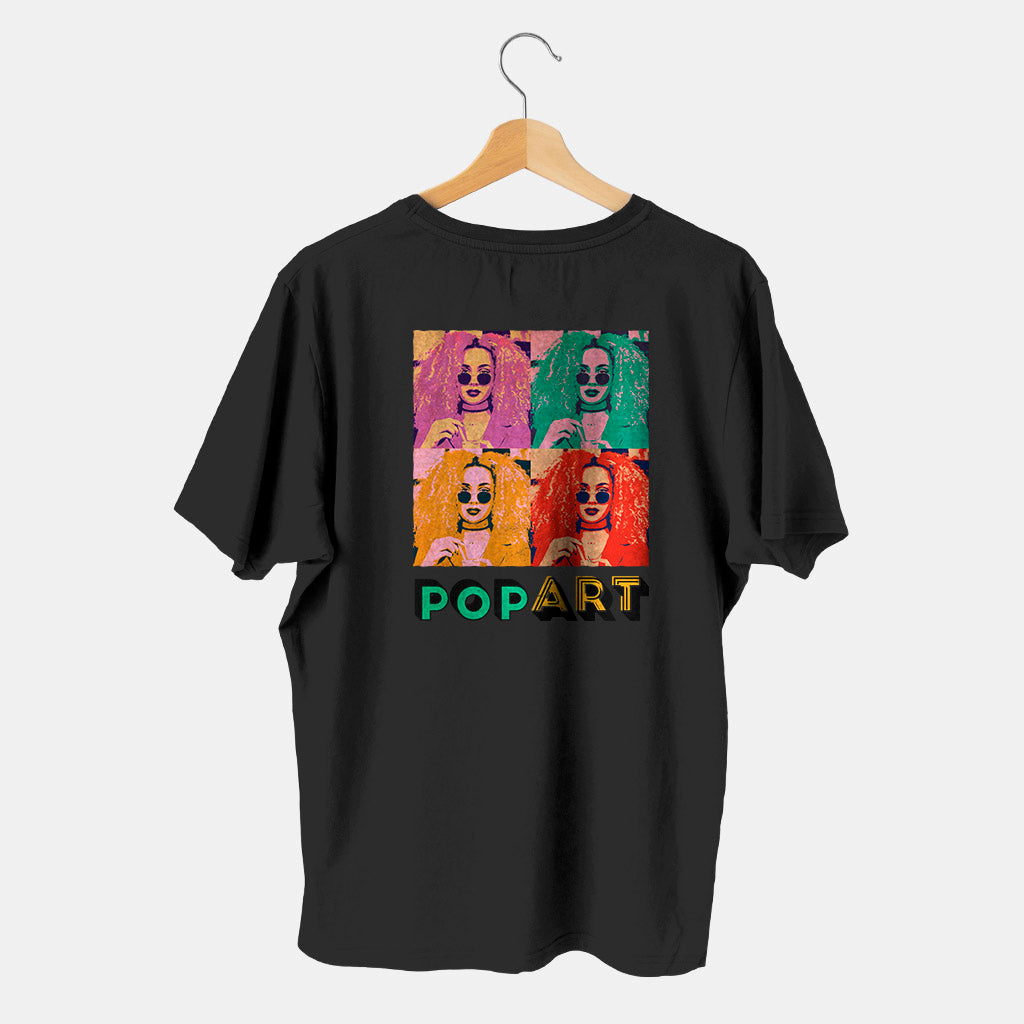 Camiseta negra con mujer y colores pop art en fondo blanco