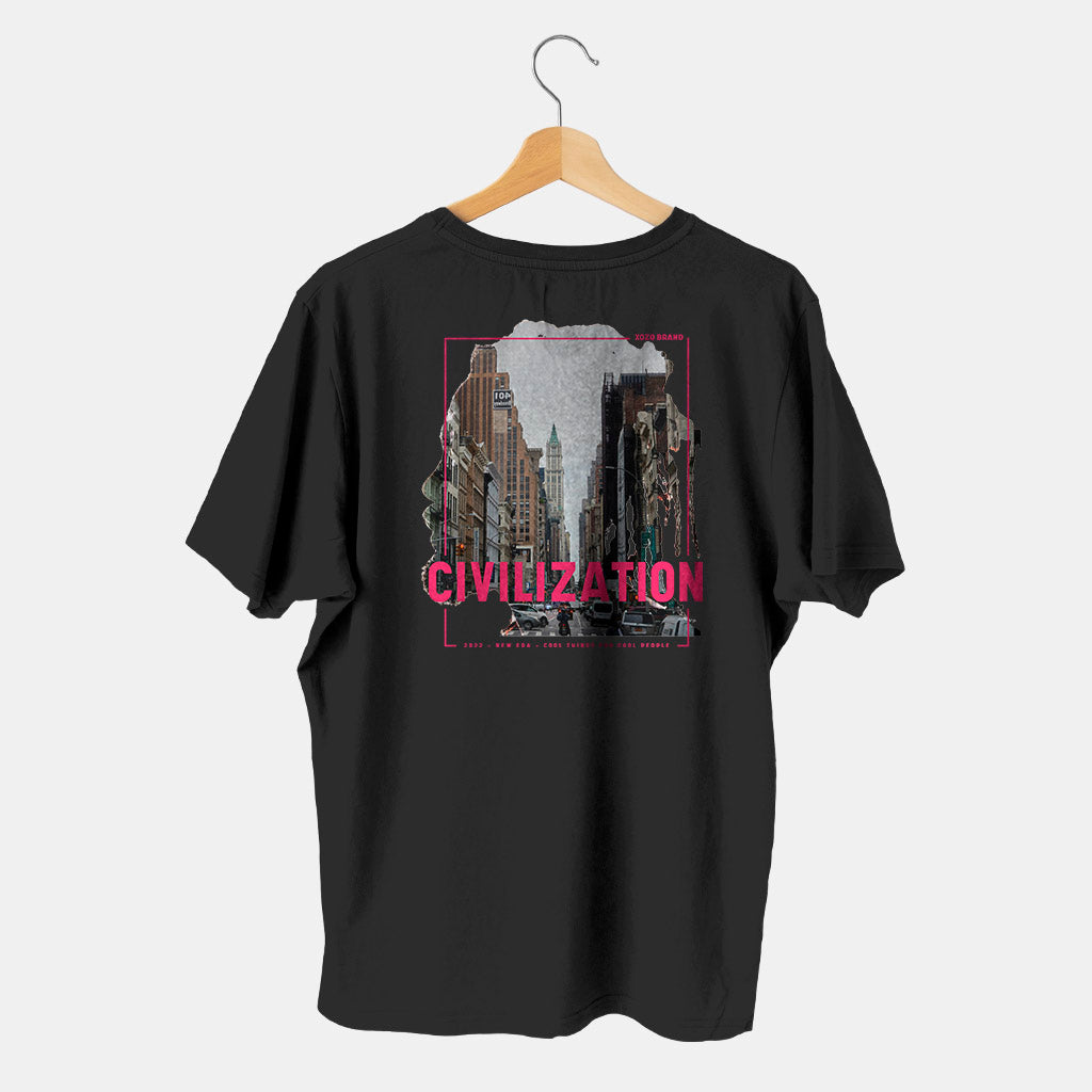 camiseta negra con silueta de hombre y ciudad nueva york en fondo blanco