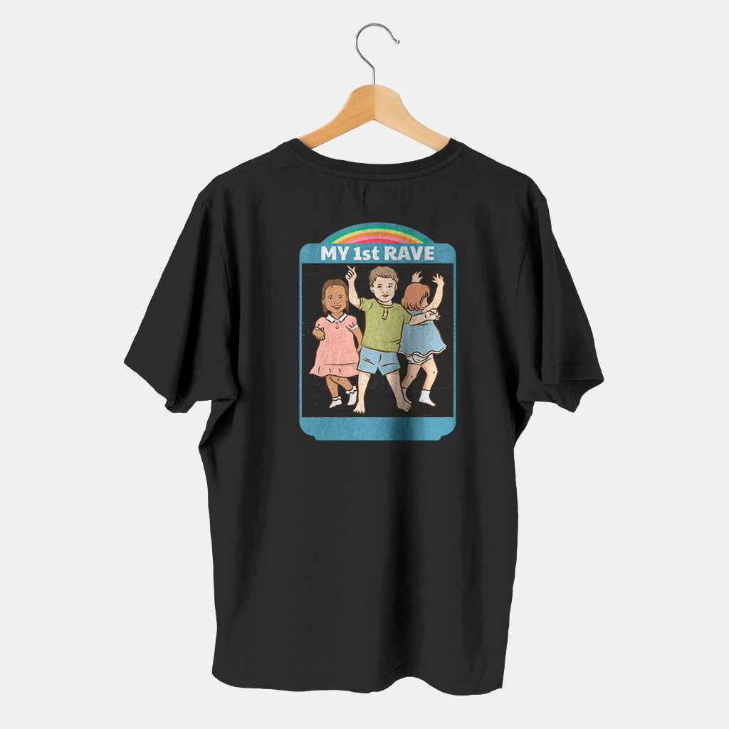 camiseta negra de niños bailando rave con arcoiris y fondo blanco