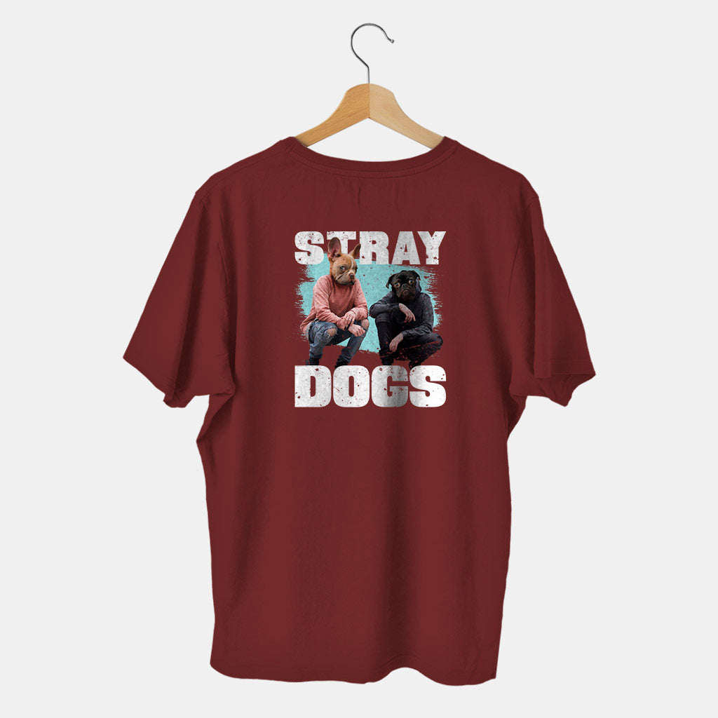 camiseta roja cabeza de perro amigos stray dogs en fondo blanco