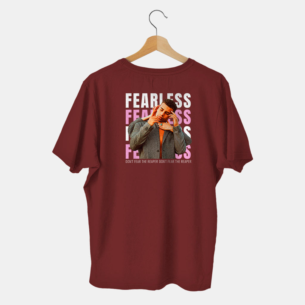 camiseta roja fearless moderna con fondo blanco y hombre