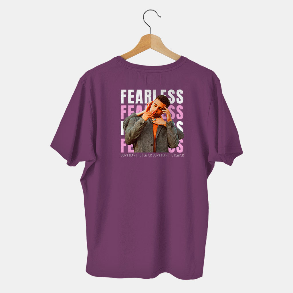 camiseta morada fearless moderna con fondo blanco y hombre