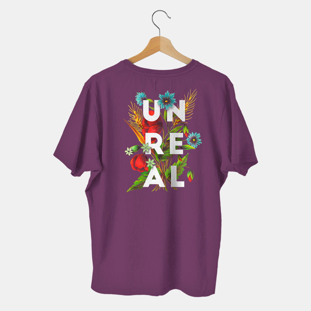 camiseta morada con flores y la palabra unreal con fondo blanco