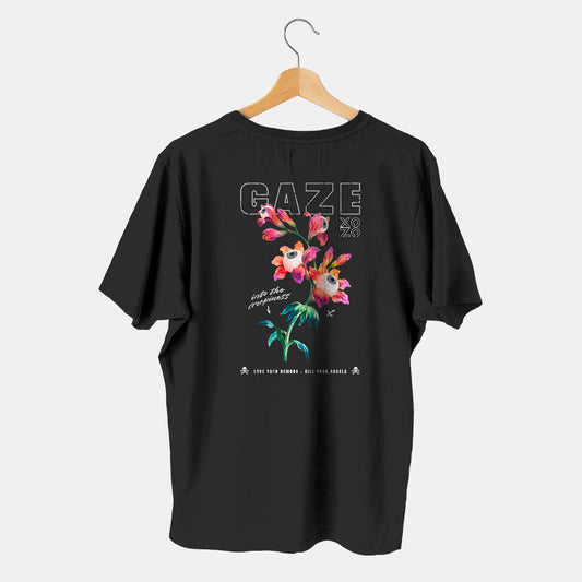 camiseta negra con palabra gaze y flor con ojos en fondo blanco