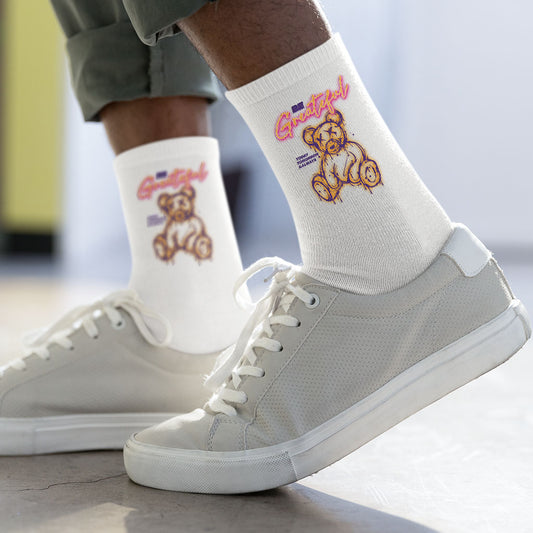 calcetines blancos de oso con la frase be greateful teddy bear