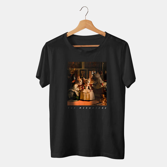 camiseta negra con cuadro de las meninas y gatos en fondo banco