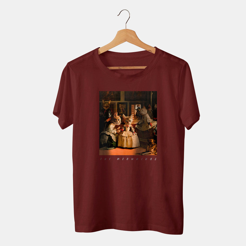 camiseta roja con cuadro de las meninas y gatos en fondo banco