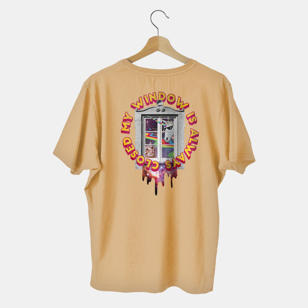 camiseta beige original fantasia con ventana unicornio gato arcoiris y la frase my window is always closed con fondo blanco