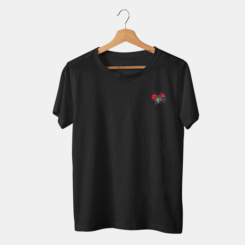 camiseta negra con televisión retro antigua con colores y antena en fondo blanco